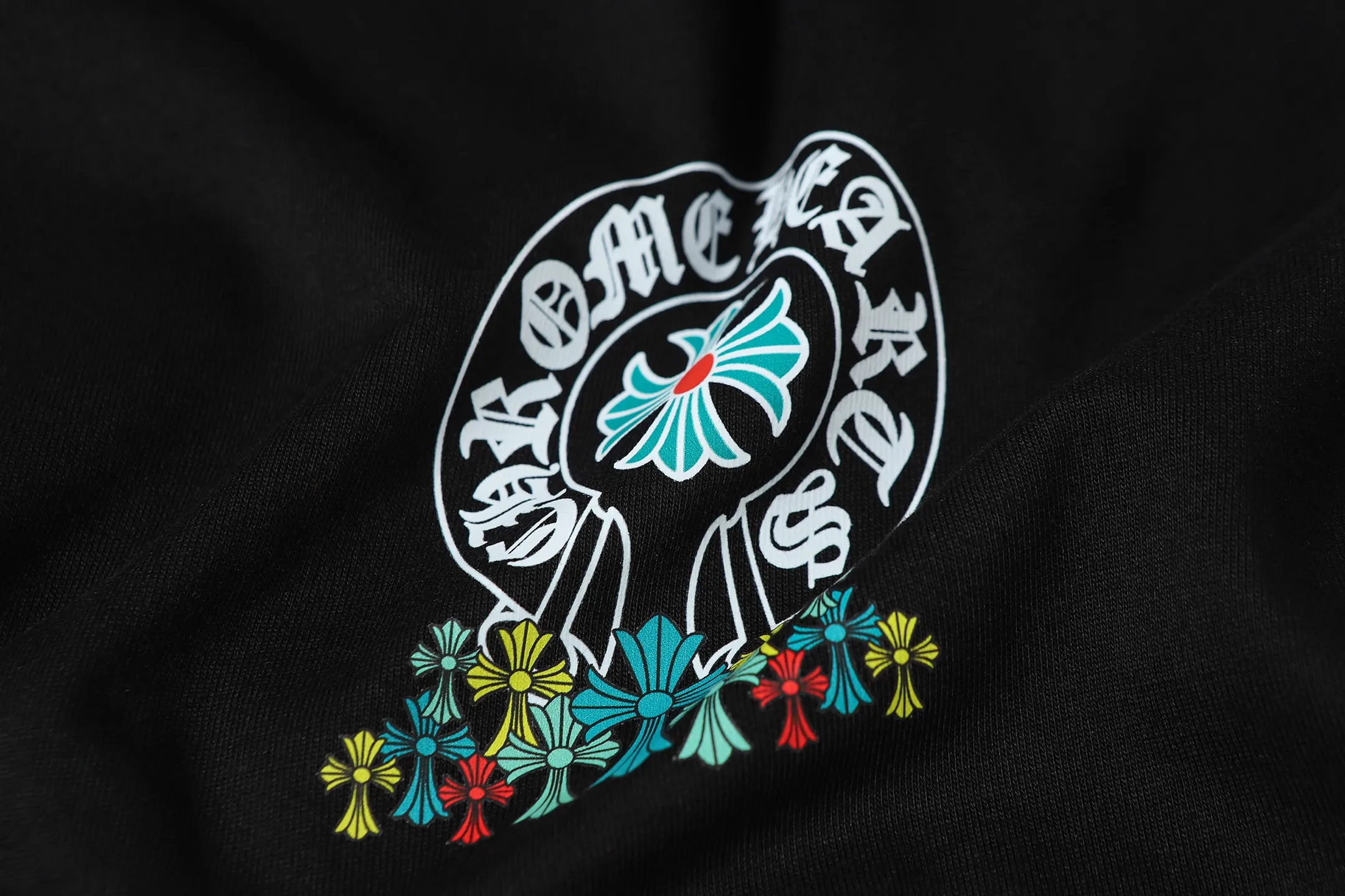 P150 Cross-border running quantity model, please do not place an order if you are pursuing quality - Chrome Hearts/Chrome Hearts colorful horseshoe printed short-sleeved T-shirt - High weight, high density and high quality. The wool is soft, delicate and skin-friendly. It feels soft and silky. It has excellent warmth and skin-friendly properties. - Custom-woven and custom-dyed, no color difference, regardless of fabric or workmanship details. Comparing with the ordinary version on the market -Colour: black white -Size: S M L XL